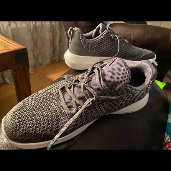grey under armour women shoes , size 7 - Picture 3 of 3